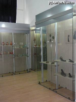 [P17] Vitrine din cea de-a sasea sala (care defapt e un alt hol circular)  » foto by Claudiu U.
 - 
<span class="allrVoted glyphicon glyphicon-heart hidden" id="av363861"></span>
<a class="m-l-10 hidden" id="sv363861" onclick="voting_Foto_DelVot(,363861,18445)" role="button">șterge vot <span class="glyphicon glyphicon-remove"></span></a>
<a id="v9363861" class=" c-red"  onclick="voting_Foto_SetVot(363861)" role="button"><span class="glyphicon glyphicon-heart-empty"></span> <b>LIKE</b> = Votează poza</a> <img class="hidden"  id="f363861W9" src="/imagini/loader.gif" border="0" /><span class="AjErrMes hidden" id="e363861ErM"></span>