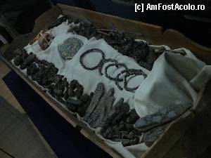 [P20] 'Mormant de inhumatie din sec. II p. CH, descoperit la Mangalia: intr-un sarcofag de marmura, perfect inchis, s-au pastrat numeroase obiecte funerare din aur, bronz, sticla, os si lemn. Se remarca sicriul, textilele, incaltamintea, ghirlandele de flori si obiectele personale care insoteau defuncta' » foto by Claudiu U.
 - 
<span class="allrVoted glyphicon glyphicon-heart hidden" id="av363864"></span>
<a class="m-l-10 hidden" id="sv363864" onclick="voting_Foto_DelVot(,363864,18445)" role="button">șterge vot <span class="glyphicon glyphicon-remove"></span></a>
<a id="v9363864" class=" c-red"  onclick="voting_Foto_SetVot(363864)" role="button"><span class="glyphicon glyphicon-heart-empty"></span> <b>LIKE</b> = Votează poza</a> <img class="hidden"  id="f363864W9" src="/imagini/loader.gif" border="0" /><span class="AjErrMes hidden" id="e363864ErM"></span>