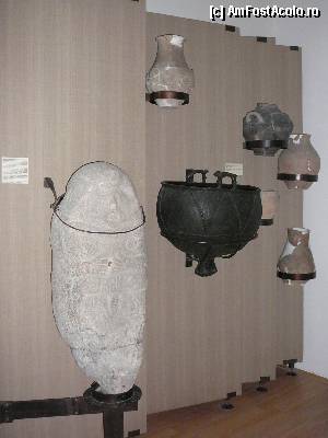 [P09] Vase expuse in a doua sala. In centru se afla un 'Cazan scitic de bronz descoperit la Castelu, folosit pentru ritualuri specifice. Sec.V a.Ch' » foto by Claudiu U.
 - 
<span class="allrVoted glyphicon glyphicon-heart hidden" id="av363847"></span>
<a class="m-l-10 hidden" id="sv363847" onclick="voting_Foto_DelVot(,363847,18445)" role="button">șterge vot <span class="glyphicon glyphicon-remove"></span></a>
<a id="v9363847" class=" c-red"  onclick="voting_Foto_SetVot(363847)" role="button"><span class="glyphicon glyphicon-heart-empty"></span> <b>LIKE</b> = Votează poza</a> <img class="hidden"  id="f363847W9" src="/imagini/loader.gif" border="0" /><span class="AjErrMes hidden" id="e363847ErM"></span>