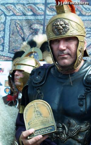 [P19] Quintus Aburnius Caecidianus alias Paul Cheptea, primind placheta omagiala a festivalului. Va multumim.  » foto by pepsi70ro
 - 
<span class="allrVoted glyphicon glyphicon-heart hidden" id="av354727"></span>
<a class="m-l-10 hidden" id="sv354727" onclick="voting_Foto_DelVot(,354727,18447)" role="button">șterge vot <span class="glyphicon glyphicon-remove"></span></a>
<a id="v9354727" class=" c-red"  onclick="voting_Foto_SetVot(354727)" role="button"><span class="glyphicon glyphicon-heart-empty"></span> <b>LIKE</b> = Votează poza</a> <img class="hidden"  id="f354727W9" src="/imagini/loader.gif" border="0" /><span class="AjErrMes hidden" id="e354727ErM"></span>