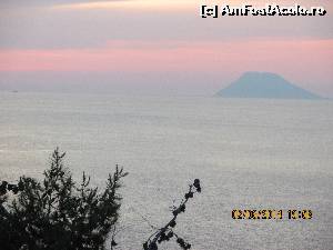 [P16] apus de soare pe Costa Viola... cred ca in planul doi e Vulcanul Etna » foto by adri-nico
 - 
<span class="allrVoted glyphicon glyphicon-heart hidden" id="av619332"></span>
<a class="m-l-10 hidden" id="sv619332" onclick="voting_Foto_DelVot(,619332,18453)" role="button">șterge vot <span class="glyphicon glyphicon-remove"></span></a>
<a id="v9619332" class=" c-red"  onclick="voting_Foto_SetVot(619332)" role="button"><span class="glyphicon glyphicon-heart-empty"></span> <b>LIKE</b> = Votează poza</a> <img class="hidden"  id="f619332W9" src="/imagini/loader.gif" border="0" /><span class="AjErrMes hidden" id="e619332ErM"></span>
