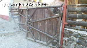 [P15] intrarea in curtea pensiunii » foto by silvia tudoran
 - 
<span class="allrVoted glyphicon glyphicon-heart hidden" id="av830406"></span>
<a class="m-l-10 hidden" id="sv830406" onclick="voting_Foto_DelVot(,830406,18469)" role="button">șterge vot <span class="glyphicon glyphicon-remove"></span></a>
<a id="v9830406" class=" c-red"  onclick="voting_Foto_SetVot(830406)" role="button"><span class="glyphicon glyphicon-heart-empty"></span> <b>LIKE</b> = Votează poza</a> <img class="hidden"  id="f830406W9" src="/imagini/loader.gif" border="0" /><span class="AjErrMes hidden" id="e830406ErM"></span>