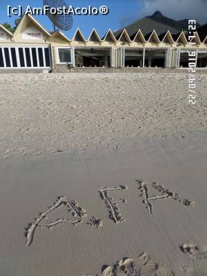 [P34] AFA pe plaja Beau Vallon. În plan secund, restaurantul unde luam micul dejun, cel cu ferestrele deschise și alături, restaurantul indian Mahek » foto by Alina53
 - 
<span class="allrVoted glyphicon glyphicon-heart hidden" id="av809661"></span>
<a class="m-l-10 hidden" id="sv809661" onclick="voting_Foto_DelVot(,809661,18483)" role="button">șterge vot <span class="glyphicon glyphicon-remove"></span></a>
<a id="v9809661" class=" c-red"  onclick="voting_Foto_SetVot(809661)" role="button"><span class="glyphicon glyphicon-heart-empty"></span> <b>LIKE</b> = Votează poza</a> <img class="hidden"  id="f809661W9" src="/imagini/loader.gif" border="0" /><span class="AjErrMes hidden" id="e809661ErM"></span>