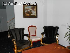 [P04] Hotel Diamond - Cinciș. Recepția, colțul din dreapta.  » foto by iulianic
 - 
<span class="allrVoted glyphicon glyphicon-heart hidden" id="av724488"></span>
<a class="m-l-10 hidden" id="sv724488" onclick="voting_Foto_DelVot(,724488,18505)" role="button">șterge vot <span class="glyphicon glyphicon-remove"></span></a>
<a id="v9724488" class=" c-red"  onclick="voting_Foto_SetVot(724488)" role="button"><span class="glyphicon glyphicon-heart-empty"></span> <b>LIKE</b> = Votează poza</a> <img class="hidden"  id="f724488W9" src="/imagini/loader.gif" border="0" /><span class="AjErrMes hidden" id="e724488ErM"></span>