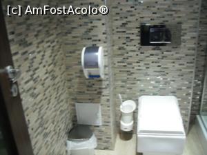 [P05] Aici totula fost OK! Doar apa de la duș se scurgea prin spatele vasului de toaletă și uda podeaua.  » foto by Zoazore
 - 
<span class="allrVoted glyphicon glyphicon-heart hidden" id="av723597"></span>
<a class="m-l-10 hidden" id="sv723597" onclick="voting_Foto_DelVot(,723597,18505)" role="button">șterge vot <span class="glyphicon glyphicon-remove"></span></a>
<a id="v9723597" class=" c-red"  onclick="voting_Foto_SetVot(723597)" role="button"><span class="glyphicon glyphicon-heart-empty"></span> <b>LIKE</b> = Votează poza</a> <img class="hidden"  id="f723597W9" src="/imagini/loader.gif" border="0" /><span class="AjErrMes hidden" id="e723597ErM"></span>