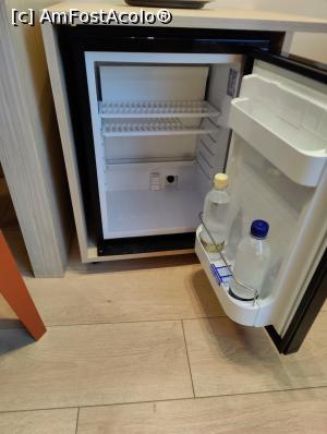[P10] West City Hotel [Florești] - minibarul camerei single standard. 2 ape din partea casei » foto by creivean
 - 
<span class="allrVoted glyphicon glyphicon-heart hidden" id="av1309188"></span>
<a class="m-l-10 hidden" id="sv1309188" onclick="voting_Foto_DelVot(,1309188,18506)" role="button">șterge vot <span class="glyphicon glyphicon-remove"></span></a>
<a id="v91309188" class=" c-red"  onclick="voting_Foto_SetVot(1309188)" role="button"><span class="glyphicon glyphicon-heart-empty"></span> <b>LIKE</b> = Votează poza</a> <img class="hidden"  id="f1309188W9" src="/imagini/loader.gif" border="0" /><span class="AjErrMes hidden" id="e1309188ErM"></span>