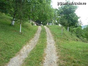 [P21] Pensiunea Cabana din brazi. De la poartă, aproape nici nu se vede clădirea, așa de izolată este față de restul satului :-)  » foto by FlorinAndrei
 - 
<span class="allrVoted glyphicon glyphicon-heart hidden" id="av621228"></span>
<a class="m-l-10 hidden" id="sv621228" onclick="voting_Foto_DelVot(,621228,18507)" role="button">șterge vot <span class="glyphicon glyphicon-remove"></span></a>
<a id="v9621228" class=" c-red"  onclick="voting_Foto_SetVot(621228)" role="button"><span class="glyphicon glyphicon-heart-empty"></span> <b>LIKE</b> = Votează poza</a> <img class="hidden"  id="f621228W9" src="/imagini/loader.gif" border="0" /><span class="AjErrMes hidden" id="e621228ErM"></span>