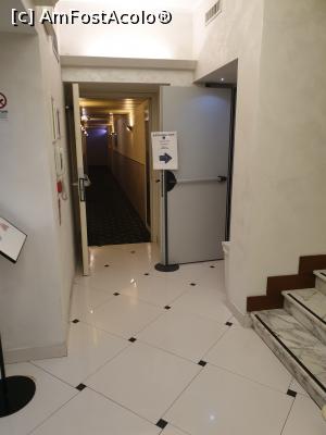 [P17] aici pe usa aceea este restaurantul » foto by robert
 - 
<span class="allrVoted glyphicon glyphicon-heart hidden" id="av1058548"></span>
<a class="m-l-10 hidden" id="sv1058548" onclick="voting_Foto_DelVot(,1058548,18526)" role="button">șterge vot <span class="glyphicon glyphicon-remove"></span></a>
<a id="v91058548" class=" c-red"  onclick="voting_Foto_SetVot(1058548)" role="button"><span class="glyphicon glyphicon-heart-empty"></span> <b>LIKE</b> = Votează poza</a> <img class="hidden"  id="f1058548W9" src="/imagini/loader.gif" border="0" /><span class="AjErrMes hidden" id="e1058548ErM"></span>