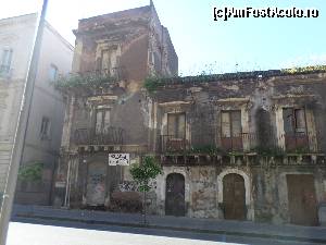 [P12] o 'cladire' la vanzare pe strada pe care se afla hotelul. 
sunt foarte multe precum aceasta in centrul istoric al orasului » foto by amero
 - 
<span class="allrVoted glyphicon glyphicon-heart hidden" id="av622594"></span>
<a class="m-l-10 hidden" id="sv622594" onclick="voting_Foto_DelVot(,622594,18538)" role="button">șterge vot <span class="glyphicon glyphicon-remove"></span></a>
<a id="v9622594" class=" c-red"  onclick="voting_Foto_SetVot(622594)" role="button"><span class="glyphicon glyphicon-heart-empty"></span> <b>LIKE</b> = Votează poza</a> <img class="hidden"  id="f622594W9" src="/imagini/loader.gif" border="0" /><span class="AjErrMes hidden" id="e622594ErM"></span>