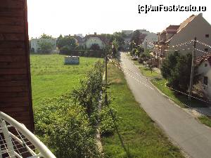 [P13] Fotografie din balcon - strada în capătul căreia se află practic una din intrările la ştrand.  » foto by Carmen Ion
 - 
<span class="allrVoted glyphicon glyphicon-heart hidden" id="av626764"></span>
<a class="m-l-10 hidden" id="sv626764" onclick="voting_Foto_DelVot(,626764,18586)" role="button">șterge vot <span class="glyphicon glyphicon-remove"></span></a>
<a id="v9626764" class=" c-red"  onclick="voting_Foto_SetVot(626764)" role="button"><span class="glyphicon glyphicon-heart-empty"></span> <b>LIKE</b> = Votează poza</a> <img class="hidden"  id="f626764W9" src="/imagini/loader.gif" border="0" /><span class="AjErrMes hidden" id="e626764ErM"></span>