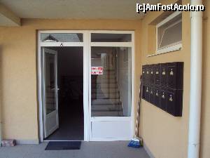 [P16] Intrarea noastră în vilă - în dreapta sunt cutiile de scrisori. Într-una din ele am lăsat cheile la plecare, conform instrucţiunilor Ericăi.  » foto by Carmen Ion
 - 
<span class="allrVoted glyphicon glyphicon-heart hidden" id="av626769"></span>
<a class="m-l-10 hidden" id="sv626769" onclick="voting_Foto_DelVot(,626769,18586)" role="button">șterge vot <span class="glyphicon glyphicon-remove"></span></a>
<a id="v9626769" class=" c-red"  onclick="voting_Foto_SetVot(626769)" role="button"><span class="glyphicon glyphicon-heart-empty"></span> <b>LIKE</b> = Votează poza</a> <img class="hidden"  id="f626769W9" src="/imagini/loader.gif" border="0" /><span class="AjErrMes hidden" id="e626769ErM"></span>