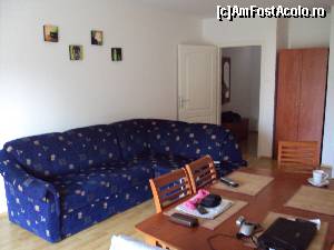 [P22] Sufrageria, cu canapeaua mare şi comodă, masa pentru 6 persoane şi dulapul (cam mic).  » foto by Carmen Ion
 - 
<span class="allrVoted glyphicon glyphicon-heart hidden" id="av626779"></span>
<a class="m-l-10 hidden" id="sv626779" onclick="voting_Foto_DelVot(,626779,18586)" role="button">șterge vot <span class="glyphicon glyphicon-remove"></span></a>
<a id="v9626779" class=" c-red"  onclick="voting_Foto_SetVot(626779)" role="button"><span class="glyphicon glyphicon-heart-empty"></span> <b>LIKE</b> = Votează poza</a> <img class="hidden"  id="f626779W9" src="/imagini/loader.gif" border="0" /><span class="AjErrMes hidden" id="e626779ErM"></span>