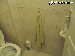 [P28] WC-ul - foarte, foarte mic, la fel şi chiuveta...  » foto by Carmen Ion
 - 
<span class="allrVoted glyphicon glyphicon-heart hidden" id="av626790"></span>
<a class="m-l-10 hidden" id="sv626790" onclick="voting_Foto_DelVot(,626790,18586)" role="button">șterge vot <span class="glyphicon glyphicon-remove"></span></a>
<a id="v9626790" class=" c-red"  onclick="voting_Foto_SetVot(626790)" role="button"><span class="glyphicon glyphicon-heart-empty"></span> <b>LIKE</b> = Votează poza</a> <img class="hidden"  id="f626790W9" src="/imagini/loader.gif" border="0" /><span class="AjErrMes hidden" id="e626790ErM"></span>