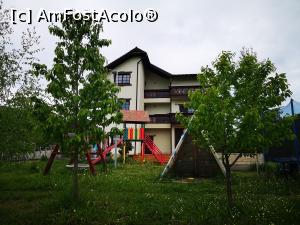 [P27] Pensiunea văzută din lateral și o parte din locul de joacă » foto by crismis
 - 
<span class="allrVoted glyphicon glyphicon-heart hidden" id="av1166729"></span>
<a class="m-l-10 hidden" id="sv1166729" onclick="voting_Foto_DelVot(,1166729,18623)" role="button">șterge vot <span class="glyphicon glyphicon-remove"></span></a>
<a id="v91166729" class=" c-red"  onclick="voting_Foto_SetVot(1166729)" role="button"><span class="glyphicon glyphicon-heart-empty"></span> <b>LIKE</b> = Votează poza</a> <img class="hidden"  id="f1166729W9" src="/imagini/loader.gif" border="0" /><span class="AjErrMes hidden" id="e1166729ErM"></span>