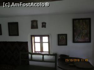 [P22] Perete cu icoane si poze vechi.  » foto by Soso42
 - 
<span class="allrVoted glyphicon glyphicon-heart hidden" id="av844980"></span>
<a class="m-l-10 hidden" id="sv844980" onclick="voting_Foto_DelVot(,844980,18664)" role="button">șterge vot <span class="glyphicon glyphicon-remove"></span></a>
<a id="v9844980" class=" c-red"  onclick="voting_Foto_SetVot(844980)" role="button"><span class="glyphicon glyphicon-heart-empty"></span> <b>LIKE</b> = Votează poza</a> <img class="hidden"  id="f844980W9" src="/imagini/loader.gif" border="0" /><span class="AjErrMes hidden" id="e844980ErM"></span>