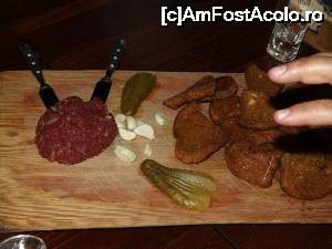 [P46] „Original Irish Pub St. Patrick” - biftek tartar cu pâine prăjită în untură, cu usturoi și castraveți murați „de casă” » foto by Dragoș_MD
 - 
<span class="allrVoted glyphicon glyphicon-heart hidden" id="av648573"></span>
<a class="m-l-10 hidden" id="sv648573" onclick="voting_Foto_DelVot(,648573,18706)" role="button">șterge vot <span class="glyphicon glyphicon-remove"></span></a>
<a id="v9648573" class=" c-red"  onclick="voting_Foto_SetVot(648573)" role="button"><span class="glyphicon glyphicon-heart-empty"></span> <b>LIKE</b> = Votează poza</a> <img class="hidden"  id="f648573W9" src="/imagini/loader.gif" border="0" /><span class="AjErrMes hidden" id="e648573ErM"></span>