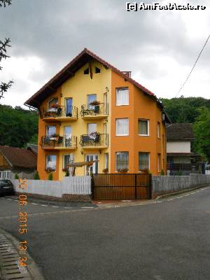 [P01] pensiunea vazuta din exterior » foto by zlatna
 - 
<span class="allrVoted glyphicon glyphicon-heart hidden" id="av633930"></span>
<a class="m-l-10 hidden" id="sv633930" onclick="voting_Foto_DelVot(,633930,18707)" role="button">șterge vot <span class="glyphicon glyphicon-remove"></span></a>
<a id="v9633930" class=" c-red"  onclick="voting_Foto_SetVot(633930)" role="button"><span class="glyphicon glyphicon-heart-empty"></span> <b>LIKE</b> = Votează poza</a> <img class="hidden"  id="f633930W9" src="/imagini/loader.gif" border="0" /><span class="AjErrMes hidden" id="e633930ErM"></span>