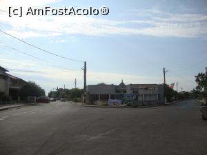 [P04] Ne aflăm în zona centrală a localității Murighiol. Drumul spre stânga continuă către localitățile Dunavățu de Sus și Dunavățu de Jos.  » foto by Floryn81
 - 
<span class="allrVoted glyphicon glyphicon-heart hidden" id="av811923"></span>
<a class="m-l-10 hidden" id="sv811923" onclick="voting_Foto_DelVot(,811923,18727)" role="button">șterge vot <span class="glyphicon glyphicon-remove"></span></a>
<a id="v9811923" class=" c-red"  onclick="voting_Foto_SetVot(811923)" role="button"><span class="glyphicon glyphicon-heart-empty"></span> <b>LIKE</b> = Votează poza</a> <img class="hidden"  id="f811923W9" src="/imagini/loader.gif" border="0" /><span class="AjErrMes hidden" id="e811923ErM"></span>