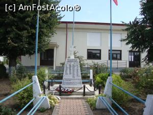 [P06] În zona centrală a localității Murighiol, în vecinătatea Primăriei, există un monument închinat eroilor neamului.  » foto by Floryn81
 - 
<span class="allrVoted glyphicon glyphicon-heart hidden" id="av811927"></span>
<a class="m-l-10 hidden" id="sv811927" onclick="voting_Foto_DelVot(,811927,18727)" role="button">șterge vot <span class="glyphicon glyphicon-remove"></span></a>
<a id="v9811927" class=" c-red"  onclick="voting_Foto_SetVot(811927)" role="button"><span class="glyphicon glyphicon-heart-empty"></span> <b>LIKE</b> = Votează poza</a> <img class="hidden"  id="f811927W9" src="/imagini/loader.gif" border="0" /><span class="AjErrMes hidden" id="e811927ErM"></span>