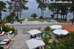 [P11] Vedere din balconul camerei unde am fost cazati asupra curtii cu terasa si barul de la piscina; in fata se vede soseaua si parcarea din fata hotelului » foto by Catzus
 - 
<span class="allrVoted glyphicon glyphicon-heart hidden" id="av636034"></span>
<a class="m-l-10 hidden" id="sv636034" onclick="voting_Foto_DelVot(,636034,18747)" role="button">șterge vot <span class="glyphicon glyphicon-remove"></span></a>
<a id="v9636034" class=" c-red"  onclick="voting_Foto_SetVot(636034)" role="button"><span class="glyphicon glyphicon-heart-empty"></span> <b>LIKE</b> = Votează poza</a> <img class="hidden"  id="f636034W9" src="/imagini/loader.gif" border="0" /><span class="AjErrMes hidden" id="e636034ErM"></span>
