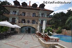 [P02] Curtea interioara, cu piscina si terasa la care dimineata se putea lua micul dejun » foto by Catzus
 - 
<span class="allrVoted glyphicon glyphicon-heart hidden" id="av636025"></span>
<a class="m-l-10 hidden" id="sv636025" onclick="voting_Foto_DelVot(,636025,18747)" role="button">șterge vot <span class="glyphicon glyphicon-remove"></span></a>
<a id="v9636025" class=" c-red"  onclick="voting_Foto_SetVot(636025)" role="button"><span class="glyphicon glyphicon-heart-empty"></span> <b>LIKE</b> = Votează poza</a> <img class="hidden"  id="f636025W9" src="/imagini/loader.gif" border="0" /><span class="AjErrMes hidden" id="e636025ErM"></span>