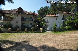 [P03] In partea stanga cladirea principala vazuta din lateral; in partea dreapta o a doua cladire a hotelului situate in spatele cladirii principale. Aici camerele erau mai ieftine dar si mai mici.  » foto by Catzus
 - 
<span class="allrVoted glyphicon glyphicon-heart hidden" id="av636026"></span>
<a class="m-l-10 hidden" id="sv636026" onclick="voting_Foto_DelVot(,636026,18747)" role="button">șterge vot <span class="glyphicon glyphicon-remove"></span></a>
<a id="v9636026" class=" c-red"  onclick="voting_Foto_SetVot(636026)" role="button"><span class="glyphicon glyphicon-heart-empty"></span> <b>LIKE</b> = Votează poza</a> <img class="hidden"  id="f636026W9" src="/imagini/loader.gif" border="0" /><span class="AjErrMes hidden" id="e636026ErM"></span>