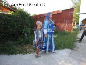 [P18] Mila 23 - O localnică și fiica ei în costume tradiționale.  » foto by iulianic
 - 
<span class="allrVoted glyphicon glyphicon-heart hidden" id="av1108280"></span>
<a class="m-l-10 hidden" id="sv1108280" onclick="voting_Foto_DelVot(,1108280,18815)" role="button">șterge vot <span class="glyphicon glyphicon-remove"></span></a>
<a id="v91108280" class=" c-red"  onclick="voting_Foto_SetVot(1108280)" role="button"><span class="glyphicon glyphicon-heart-empty"></span> <b>LIKE</b> = Votează poza</a> <img class="hidden"  id="f1108280W9" src="/imagini/loader.gif" border="0" /><span class="AjErrMes hidden" id="e1108280ErM"></span>
