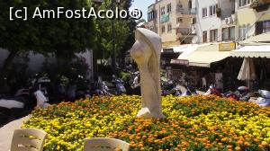 [P57] O statuie in rond de flori pe o straduta din Orasul Vechi. » foto by ovidiuyepi
 - 
<span class="allrVoted glyphicon glyphicon-heart hidden" id="av1219160"></span>
<a class="m-l-10 hidden" id="sv1219160" onclick="voting_Foto_DelVot(,1219160,18817)" role="button">șterge vot <span class="glyphicon glyphicon-remove"></span></a>
<a id="v91219160" class=" c-red"  onclick="voting_Foto_SetVot(1219160)" role="button"><span class="glyphicon glyphicon-heart-empty"></span> <b>LIKE</b> = Votează poza</a> <img class="hidden"  id="f1219160W9" src="/imagini/loader.gif" border="0" /><span class="AjErrMes hidden" id="e1219160ErM"></span>