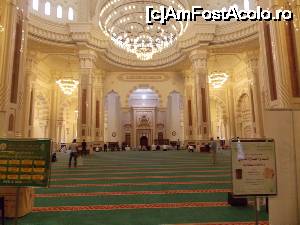 [P46] Sharjah, Moscheea Al Noor, interior cu cupola centrala si barbati rugandu-se » foto by mprofeanu
 - 
<span class="allrVoted glyphicon glyphicon-heart hidden" id="av640231"></span>
<a class="m-l-10 hidden" id="sv640231" onclick="voting_Foto_DelVot(,640231,18827)" role="button">șterge vot <span class="glyphicon glyphicon-remove"></span></a>
<a id="v9640231" class=" c-red"  onclick="voting_Foto_SetVot(640231)" role="button"><span class="glyphicon glyphicon-heart-empty"></span> <b>LIKE</b> = Votează poza</a> <img class="hidden"  id="f640231W9" src="/imagini/loader.gif" border="0" /><span class="AjErrMes hidden" id="e640231ErM"></span>