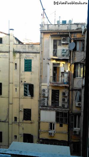 [P03] Fereastra dădea înspre o curte interioară ruptă din filmul realist italian din anii 50! Mă așteptam oricând să apară pe balcon Alberto Sordi sau Sophia Loren! :)  » foto by vali65
 - 
<span class="allrVoted glyphicon glyphicon-heart hidden" id="av640423"></span>
<a class="m-l-10 hidden" id="sv640423" onclick="voting_Foto_DelVot(,640423,18829)" role="button">șterge vot <span class="glyphicon glyphicon-remove"></span></a>
<a id="v9640423" class=" c-red"  onclick="voting_Foto_SetVot(640423)" role="button"><span class="glyphicon glyphicon-heart-empty"></span> <b>LIKE</b> = Votează poza</a> <img class="hidden"  id="f640423W9" src="/imagini/loader.gif" border="0" /><span class="AjErrMes hidden" id="e640423ErM"></span>