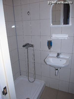 [P18] Hotel Basarab- si baia camerei 2, identica cu cea a camerei 5 » foto by luciaoradea
 - 
<span class="allrVoted glyphicon glyphicon-heart hidden" id="av640899"></span>
<a class="m-l-10 hidden" id="sv640899" onclick="voting_Foto_DelVot(,640899,18839)" role="button">șterge vot <span class="glyphicon glyphicon-remove"></span></a>
<a id="v9640899" class=" c-red"  onclick="voting_Foto_SetVot(640899)" role="button"><span class="glyphicon glyphicon-heart-empty"></span> <b>LIKE</b> = Votează poza</a> <img class="hidden"  id="f640899W9" src="/imagini/loader.gif" border="0" /><span class="AjErrMes hidden" id="e640899ErM"></span>