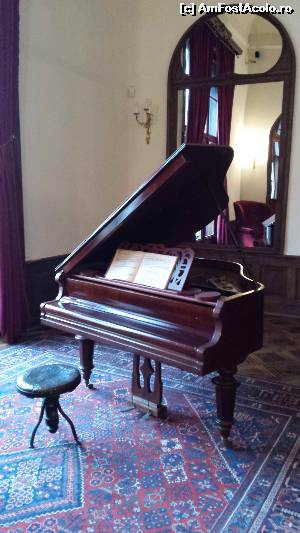 [P09] Pianul din salon » foto by corinka
 - 
<span class="allrVoted glyphicon glyphicon-heart hidden" id="av641159"></span>
<a class="m-l-10 hidden" id="sv641159" onclick="voting_Foto_DelVot(,641159,18845)" role="button">șterge vot <span class="glyphicon glyphicon-remove"></span></a>
<a id="v9641159" class=" c-red"  onclick="voting_Foto_SetVot(641159)" role="button"><span class="glyphicon glyphicon-heart-empty"></span> <b>LIKE</b> = Votează poza</a> <img class="hidden"  id="f641159W9" src="/imagini/loader.gif" border="0" /><span class="AjErrMes hidden" id="e641159ErM"></span>
