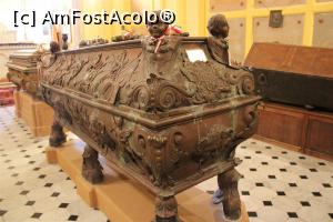 [P11] Căpleni, Cripta Familiei Károlyi, Sarcofagul din mijloc este al lui Karolyi Ferenc (1705-1758) prefect al Comitatului Sătmar și general în armata ungară » foto by mprofeanu
 - 
<span class="allrVoted glyphicon glyphicon-heart hidden" id="av1077276"></span>
<a class="m-l-10 hidden" id="sv1077276" onclick="voting_Foto_DelVot(,1077276,18846)" role="button">șterge vot <span class="glyphicon glyphicon-remove"></span></a>
<a id="v91077276" class=" c-red"  onclick="voting_Foto_SetVot(1077276)" role="button"><span class="glyphicon glyphicon-heart-empty"></span> <b>LIKE</b> = Votează poza</a> <img class="hidden"  id="f1077276W9" src="/imagini/loader.gif" border="0" /><span class="AjErrMes hidden" id="e1077276ErM"></span>