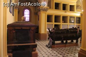 [P16] Căpleni, Cripta Familiei Károlyi, Vedere spre intrare, pe peretele din stânga prima piatră funerară de culoare neagră indică locul de veci al ultimului conte Karolyi decedat în 2010 » foto by mprofeanu
 - 
<span class="allrVoted glyphicon glyphicon-heart hidden" id="av1077281"></span>
<a class="m-l-10 hidden" id="sv1077281" onclick="voting_Foto_DelVot(,1077281,18846)" role="button">șterge vot <span class="glyphicon glyphicon-remove"></span></a>
<a id="v91077281" class=" c-red"  onclick="voting_Foto_SetVot(1077281)" role="button"><span class="glyphicon glyphicon-heart-empty"></span> <b>LIKE</b> = Votează poza</a> <img class="hidden"  id="f1077281W9" src="/imagini/loader.gif" border="0" /><span class="AjErrMes hidden" id="e1077281ErM"></span>