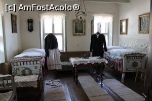 [P23] Petrești, Muzeul Şvăbesc, Două suporturi “îmbrăcate” în costume populare șvăbești își întâmpină oaspeții » foto by mprofeanu
 - 
<span class="allrVoted glyphicon glyphicon-heart hidden" id="av1077288"></span>
<a class="m-l-10 hidden" id="sv1077288" onclick="voting_Foto_DelVot(,1077288,18846)" role="button">șterge vot <span class="glyphicon glyphicon-remove"></span></a>
<a id="v91077288" class=" c-red"  onclick="voting_Foto_SetVot(1077288)" role="button"><span class="glyphicon glyphicon-heart-empty"></span> <b>LIKE</b> = Votează poza</a> <img class="hidden"  id="f1077288W9" src="/imagini/loader.gif" border="0" /><span class="AjErrMes hidden" id="e1077288ErM"></span>