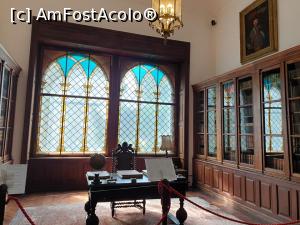 [P11] In mijlocul bibliotecii se gaseste biroul care ilustreaza preocuparile intelectuale ale familiei, dar si aspectul reprezentarii sociale, fiind destinata receptiei unor oaspeti oficiali sau cu functii administrative, dar si o canapea tapisata cu matase, locul potrivit lecturii de relaxare.

Lumina patrunde prin ferestrele arcuite la partea superioara, cu vitralii ce reprezinta niste coloane care se inalta pana la albastrul cerului. » foto by geani anto
 - 
<span class="allrVoted glyphicon glyphicon-heart hidden" id="av1203515"></span>
<a class="m-l-10 hidden" id="sv1203515" onclick="voting_Foto_DelVot(,1203515,18846)" role="button">șterge vot <span class="glyphicon glyphicon-remove"></span></a>
<a id="v91203515" class=" c-red"  onclick="voting_Foto_SetVot(1203515)" role="button"><span class="glyphicon glyphicon-heart-empty"></span> <b>LIKE</b> = Votează poza</a> <img class="hidden"  id="f1203515W9" src="/imagini/loader.gif" border="0" /><span class="AjErrMes hidden" id="e1203515ErM"></span>
