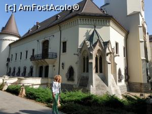 [P03] Fatada laterala dreapta cu doua nivele si o intrare care asigura accesul in interiorul fostei sufragerii, are intrarea flancata de doi stalpi masivi, deasupra carora se afla un balcon cu o balustrada din fier forjat, iar accesul se face pe un podet. Aicieste zona in care apar cel mai dominant elementele neogotice, pe coltul aferent capelei, de forma poligonala si ferestre in forma de arc frant. » foto by geani anto
 - 
<span class="allrVoted glyphicon glyphicon-heart hidden" id="av1203507"></span>
<a class="m-l-10 hidden" id="sv1203507" onclick="voting_Foto_DelVot(,1203507,18846)" role="button">șterge vot <span class="glyphicon glyphicon-remove"></span></a>
<a id="v91203507" class=" c-red"  onclick="voting_Foto_SetVot(1203507)" role="button"><span class="glyphicon glyphicon-heart-empty"></span> <b>LIKE</b> = Votează poza</a> <img class="hidden"  id="f1203507W9" src="/imagini/loader.gif" border="0" /><span class="AjErrMes hidden" id="e1203507ErM"></span>