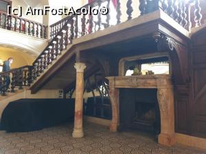 [P06] Scara asimetrica, cu balustrada de lemn sculptat, este sprijinita pe doua coloane din marmura rosie, iar sub aceasta se afla un semineu sculptat din marmura in aceeasi culoare. » foto by geani anto
 - 
<span class="allrVoted glyphicon glyphicon-heart hidden" id="av1203510"></span>
<a class="m-l-10 hidden" id="sv1203510" onclick="voting_Foto_DelVot(,1203510,18846)" role="button">șterge vot <span class="glyphicon glyphicon-remove"></span></a>
<a id="v91203510" class=" c-red"  onclick="voting_Foto_SetVot(1203510)" role="button"><span class="glyphicon glyphicon-heart-empty"></span> <b>LIKE</b> = Votează poza</a> <img class="hidden"  id="f1203510W9" src="/imagini/loader.gif" border="0" /><span class="AjErrMes hidden" id="e1203510ErM"></span>