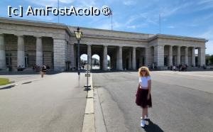 [P03] Poarta uriasa cu 5 arcade mari construite in anii 1800 pentru a inlocui poarta distrusa de armata lui Napoleon, pe care se intra in complexul Hofburg. » foto by geani anto
 - 
<span class="allrVoted glyphicon glyphicon-heart hidden" id="av1399142"></span>
<a class="m-l-10 hidden" id="sv1399142" onclick="voting_Foto_DelVot(,1399142,18854)" role="button">șterge vot <span class="glyphicon glyphicon-remove"></span></a>
<a id="v91399142" class=" c-red"  onclick="voting_Foto_SetVot(1399142)" role="button"><span class="glyphicon glyphicon-heart-empty"></span> <b>LIKE</b> = Votează poza</a> <img class="hidden"  id="f1399142W9" src="/imagini/loader.gif" border="0" /><span class="AjErrMes hidden" id="e1399142ErM"></span>