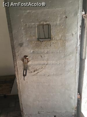 [P18] Dincolo de ușa aceea au fost închuise speranțele de mai bine » foto by Yersinia Pestis
 - 
<span class="allrVoted glyphicon glyphicon-heart hidden" id="av901666"></span>
<a class="m-l-10 hidden" id="sv901666" onclick="voting_Foto_DelVot(,901666,18888)" role="button">șterge vot <span class="glyphicon glyphicon-remove"></span></a>
<a id="v9901666" class=" c-red"  onclick="voting_Foto_SetVot(901666)" role="button"><span class="glyphicon glyphicon-heart-empty"></span> <b>LIKE</b> = Votează poza</a> <img class="hidden"  id="f901666W9" src="/imagini/loader.gif" border="0" /><span class="AjErrMes hidden" id="e901666ErM"></span>