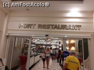 [P23] 23. Înainte de intrarea în restaurant. Mihai - mândru de tricoul lui - înainte de intrarea în restaurant folosește soluția dezinfectantă, aflată pe un suport special.  » foto by doinafil
 - 
<span class="allrVoted glyphicon glyphicon-heart hidden" id="av1118336"></span>
<a class="m-l-10 hidden" id="sv1118336" onclick="voting_Foto_DelVot(,1118336,18892)" role="button">șterge vot <span class="glyphicon glyphicon-remove"></span></a>
<a id="v91118336" class=" c-red"  onclick="voting_Foto_SetVot(1118336)" role="button"><span class="glyphicon glyphicon-heart-empty"></span> <b>LIKE</b> = Votează poza</a> <img class="hidden"  id="f1118336W9" src="/imagini/loader.gif" border="0" /><span class="AjErrMes hidden" id="e1118336ErM"></span>