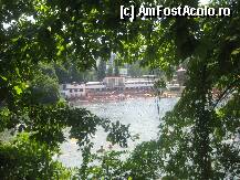 [P07] Printre frunze apar lacul Ursu, plaja, cladirea vechii baze de tratament si hotelul Danubius » foto by dorgo
 - 
<span class="allrVoted glyphicon glyphicon-heart hidden" id="av103547"></span>
<a class="m-l-10 hidden" id="sv103547" onclick="voting_Foto_DelVot(,103547,18907)" role="button">șterge vot <span class="glyphicon glyphicon-remove"></span></a>
<a id="v9103547" class=" c-red"  onclick="voting_Foto_SetVot(103547)" role="button"><span class="glyphicon glyphicon-heart-empty"></span> <b>LIKE</b> = Votează poza</a> <img class="hidden"  id="f103547W9" src="/imagini/loader.gif" border="0" /><span class="AjErrMes hidden" id="e103547ErM"></span>