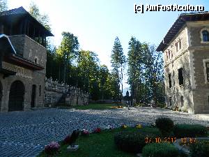 [P31] Castelul Cantacuzino - Curtea interioara; Stanga: vedere partiala a Pavilionului Administrativ, cu Foisorul de Vanatoare » foto by Paty
 - 
<span class="allrVoted glyphicon glyphicon-heart hidden" id="av376393"></span>
<a class="m-l-10 hidden" id="sv376393" onclick="voting_Foto_DelVot(,376393,18916)" role="button">șterge vot <span class="glyphicon glyphicon-remove"></span></a>
<a id="v9376393" class=" c-red"  onclick="voting_Foto_SetVot(376393)" role="button"><span class="glyphicon glyphicon-heart-empty"></span> <b>LIKE</b> = Votează poza</a> <img class="hidden"  id="f376393W9" src="/imagini/loader.gif" border="0" /><span class="AjErrMes hidden" id="e376393ErM"></span>