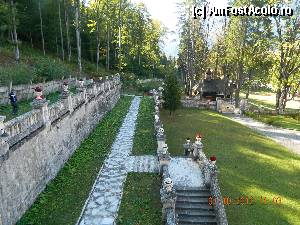 [P38] Castelul Cantacuzino - Vedere catre micuta biserica maramureseana din curtea palatului (poarta care se vede in imagine nu este poarta de intrare pe proprietate)  » foto by Paty
 - 
<span class="allrVoted glyphicon glyphicon-heart hidden" id="av376400"></span>
<a class="m-l-10 hidden" id="sv376400" onclick="voting_Foto_DelVot(,376400,18916)" role="button">șterge vot <span class="glyphicon glyphicon-remove"></span></a>
<a id="v9376400" class=" c-red"  onclick="voting_Foto_SetVot(376400)" role="button"><span class="glyphicon glyphicon-heart-empty"></span> <b>LIKE</b> = Votează poza</a> <img class="hidden"  id="f376400W9" src="/imagini/loader.gif" border="0" /><span class="AjErrMes hidden" id="e376400ErM"></span>