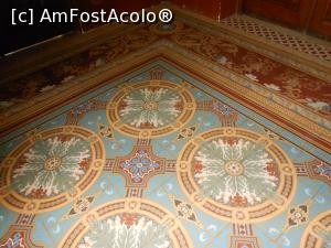 [P18] Bușteni - Castelul Cantacuzino. Pardoseală în sala de primire.  » foto by iulianic
 - 
<span class="allrVoted glyphicon glyphicon-heart hidden" id="av1033696"></span>
<a class="m-l-10 hidden" id="sv1033696" onclick="voting_Foto_DelVot(,1033696,18916)" role="button">șterge vot <span class="glyphicon glyphicon-remove"></span></a>
<a id="v91033696" class=" c-red"  onclick="voting_Foto_SetVot(1033696)" role="button"><span class="glyphicon glyphicon-heart-empty"></span> <b>LIKE</b> = Votează poza</a> <img class="hidden"  id="f1033696W9" src="/imagini/loader.gif" border="0" /><span class="AjErrMes hidden" id="e1033696ErM"></span>