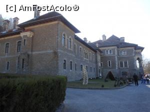 [P06] Bușteni - Castelul Cantacuzino. Pe aleea către intrare.  » foto by iulianic
 - 
<span class="allrVoted glyphicon glyphicon-heart hidden" id="av1033682"></span>
<a class="m-l-10 hidden" id="sv1033682" onclick="voting_Foto_DelVot(,1033682,18916)" role="button">șterge vot <span class="glyphicon glyphicon-remove"></span></a>
<a id="v91033682" class=" c-red"  onclick="voting_Foto_SetVot(1033682)" role="button"><span class="glyphicon glyphicon-heart-empty"></span> <b>LIKE</b> = Votează poza</a> <img class="hidden"  id="f1033682W9" src="/imagini/loader.gif" border="0" /><span class="AjErrMes hidden" id="e1033682ErM"></span>