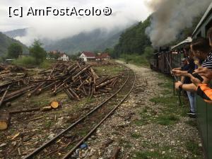 [P07] Cu mocanita pe Valea Vaserului - incepem sa admiram peisajul, si cand trenul ajungea la cate o curba toata lumea facea poze inspre locomotiva...  » foto by mishu
 - 
<span class="allrVoted glyphicon glyphicon-heart hidden" id="av898762"></span>
<a class="m-l-10 hidden" id="sv898762" onclick="voting_Foto_DelVot(,898762,18930)" role="button">șterge vot <span class="glyphicon glyphicon-remove"></span></a>
<a id="v9898762" class=" c-red"  onclick="voting_Foto_SetVot(898762)" role="button"><span class="glyphicon glyphicon-heart-empty"></span> <b>LIKE</b> = Votează poza</a> <img class="hidden"  id="f898762W9" src="/imagini/loader.gif" border="0" /><span class="AjErrMes hidden" id="e898762ErM"></span>