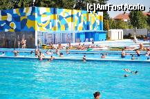 [P03] Dusurile cu apa calda si cabinele de schimb. Bazinul mare si cel de copii sunt delimitate de bordura, dar comunica intre ele. » foto by ctc
 - 
<span class="allrVoted glyphicon glyphicon-heart hidden" id="av250316"></span>
<a class="m-l-10 hidden" id="sv250316" onclick="voting_Foto_DelVot(,250316,18981)" role="button">șterge vot <span class="glyphicon glyphicon-remove"></span></a>
<a id="v9250316" class=" c-red"  onclick="voting_Foto_SetVot(250316)" role="button"><span class="glyphicon glyphicon-heart-empty"></span> <b>LIKE</b> = Votează poza</a> <img class="hidden"  id="f250316W9" src="/imagini/loader.gif" border="0" /><span class="AjErrMes hidden" id="e250316ErM"></span>