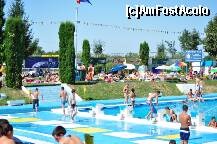 [P06] Bloc-starturile fac deliciul copiilor care se distraza sarind in apa. In fundal se afla terenurile de tenis de camp. » foto by ctc
 - 
<span class="allrVoted glyphicon glyphicon-heart hidden" id="av250320"></span>
<a class="m-l-10 hidden" id="sv250320" onclick="voting_Foto_DelVot(,250320,18981)" role="button">șterge vot <span class="glyphicon glyphicon-remove"></span></a>
<a id="v9250320" class=" c-red"  onclick="voting_Foto_SetVot(250320)" role="button"><span class="glyphicon glyphicon-heart-empty"></span> <b>LIKE</b> = Votează poza</a> <img class="hidden"  id="f250320W9" src="/imagini/loader.gif" border="0" /><span class="AjErrMes hidden" id="e250320ErM"></span>