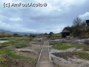 [P27] Zona băilor de nămol.După tratamentul cu nămol turiștii se pot spăla cu apă sărată într-una din căzile pătrate naturale amenajate cu rame de lemn. » foto by AZE
 - 
<span class="allrVoted glyphicon glyphicon-heart hidden" id="av1360530"></span>
<a class="m-l-10 hidden" id="sv1360530" onclick="voting_Foto_DelVot(,1360530,19028)" role="button">șterge vot <span class="glyphicon glyphicon-remove"></span></a>
<a id="v91360530" class=" c-red"  onclick="voting_Foto_SetVot(1360530)" role="button"><span class="glyphicon glyphicon-heart-empty"></span> <b>LIKE</b> = Votează poza</a> <img class="hidden"  id="f1360530W9" src="/imagini/loader.gif" border="0" /><span class="AjErrMes hidden" id="e1360530ErM"></span>